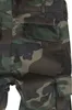 A close-up view of camouflage cargo pants. Anteprima dell’immagine prodotto
