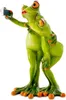 A ceramic figurine of two frogs taking a selfie. Produktbild-Vorschau