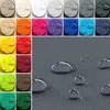 A collage of fabric swatches in various colors, each with water droplets, next to a close-up of gray fabric with water droplets. Voir les images du produit