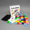 Holzspiel Coloro mit Spielschachtel, Anleitung, schwarzem Beutel und ausgelegten bunten Steinen auf grauer Fläche. Produktbild-Vorschau