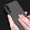A hand is holding a black smartphone case. Produktbild-Vorschau