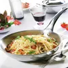 A close-up of a De Buyer Affinity pan filled with spaghetti and tomatoes, with a bottle of olive oil, a glass of red wine, and cherry tomatoes in the background. Anteprima dell’immagine prodotto