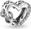 A close-up studio shot of a silver heart-shaped charm. Anteprima dell’immagine prodotto