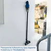 A handheld vacuum cleaner is mounted on a white wall in what appears to be a workshop or garage. The background shows tools and equipment. Anteprima dell’immagine prodotto