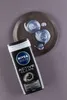 A bottle of NIVEA MEN ACTIVE CLEAN shower gel is placed next to a dark plate with silver-gray gel swirls on it. Podgląd zdjęcia produktu