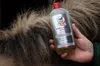 A hand holds a bottle of leovet SOS Shampoo next to a horse's mane. Anteprima dell’immagine prodotto