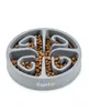 A gray dog or cat food bowl with a maze-like interior, filled with kibble, shown from a slightly elevated angle against a white background. Voir les images du produit