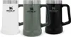 Three Stanley beer mugs in different colors are displayed side-by-side against a white background. Voir les images du produit
