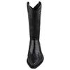 Das Bild zeigt einen schwarzen Stiefel der an der Außenseite betrachtet wird. Er hat eine glatte Oberfläche mit einer eleganten Form und einem hohen Schaft. Produktbild-Vorschau