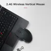 A black wireless vertical mouse is placed on a laptop keyboard. Voir les images du produit
