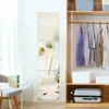Drei rechteckige Spiegelplatten, vertikal an einer weißen Wand angeordnet, die ein Zimmerinterieur reflektieren Anteprima dell’immagine prodotto