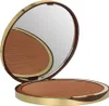 A bronzing powder compact with its lid open, showing the powder and a reflection in the mirror. Náhled obrázku produktu