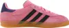 A single Adidas Gazelle Indoor sneaker is shown from the side against a white background. Produktbild-Vorschau