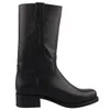 Auf dem Bild ist ein schwarzer Stiefel abgebildet der von der Seite betrachtet wird. Der Stiefel weist eine robuste und gleichzeitig elegante Silhouette auf. Produktbild-Vorschau