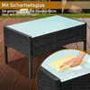 A rattan garden table with a glass top, shown outdoors on a wooden deck. A close-up inset shows a hand cleaning the glass surface. Anteprima dell’immagine prodotto