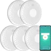 A set of five white smart smoke and carbon monoxide detectors are arranged in a cluster, with a smartphone displaying a connected app interface in the foreground. Voir les images du produit