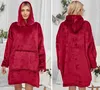 A woman wearing a red hoodie blanket, shown from the front and back. Produktbild-Vorschau