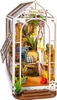 A miniature greenhouse model with plants, furniture, and decorative elements. Anteprima dell’immagine prodotto