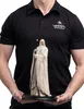 A person wearing a black polo shirt with a logo is holding a statue of Saruman the White Wizard from The Lord of the Rings. Produktbild-Vorschau