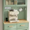 SoBuy Sideboard FSB108-E-GR: Espressomaschine und Becher auf der Holz-Arbeitsplatte mit Steckdose Voir les images du produit
