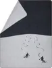A blanket with a ski scene printed on it. Produktbild-Vorschau