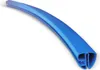 A single blue curved plastic profile on a white background. Anteprima dell’immagine prodotto