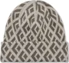 Repeat Beanie von Black Diamond; gestrickte Mütze mit geometrischem Muster in Beige und Braun.