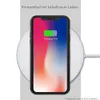 A smartphone is shown charging wirelessly on a charging pad. Produktbild-Vorschau