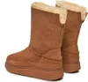 A pair of brown winter boots with fluffy lining. Voir les images du produit