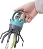 A hand holding a dog poop scooper with a bag attached to the claws. Produktbild-Vorschau
