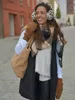 styleBREAKER Damen Tasche aus Teddyfell mit breiten Henkeln Produktbild-Vorschau 5