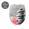 A toilet seat with a zen-like design featuring stacked stones and a water lily. Produktbild-Vorschau