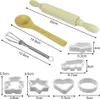 A collection of baking utensils and cookie cutters with dimensions indicated. Voir les images du produit