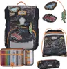 A collage of a Scout school backpack set, including the backpack, a drawstring bag, a pencil case, and a smaller pencil pouch, along with decorative patches. Voir les images du produit