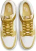 A top-down view of a pair of Nike Dunk Low Retro sneakers. Anteprima dell’immagine prodotto