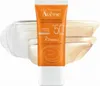 A tube of sunscreen with a swatch of product next to it. Podgląd zdjęcia produktu