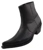 Das Bild zeigt einen schwarzen Stiefel der in einem eleganten Design gehalten ist. Der Stiefel ist von der Seite sichtbar und hebt die Form sowie die Struktur hervor. Produktbild-Vorschau