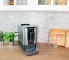 Unold LUCA auf Holztheke mit Pflanzen, Gläsern & Brettern – stilvoll vor heller Fliesenrückwand.
 Produktbild-Vorschau