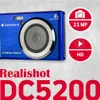 A close-up marketing image of a blue digital camera, with feature callouts. Produktbild-Vorschau
