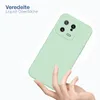 A hand holding a light green phone case. Produktbild-Vorschau