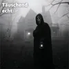 A person in a Scream mask and black robe holding a lantern stands in front of a foggy house. Anteprima dell’immagine prodotto