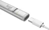 A silver stylus pen with a USB-C charging port and three green indicator lights is shown, with a white USB-C cable connector about to be plugged into it. Náhled obrázku produktu