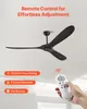 A black ceiling fan is mounted on a white ceiling, with a hand holding a remote control below it. Overlay text highlights features like timer settings, adjustable speeds, and fan reverse. Anteprima dell’immagine prodotto