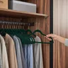 Samt Kleiderbügel dunkelgrün 50 Stück mit goldenen Haken – Produktbild-Vorschau 5