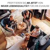 Drei Personen und ein Hund entspannen in einem gemütlichen Wohnzimmer. Der Text darüber in deutscher Voir les images du produit