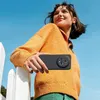A young woman is holding a black smartphone case with a triple camera lens setup against a bright blue sky. Anteprima dell’immagine prodotto
