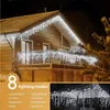 A house decorated with white icicle lights on the roof and balcony railing, with a text overlay describing lighting modes. Produktbild-Vorschau