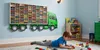 Modellauto-Regal für 80 Autos 1:64 – Wandregal & Setzkasten für Spielzeugautos, Lkw-Motiv, Grün, Birken-Sperrholz – im eingerichteten Kinderzimmer Produktbild-Vorschau