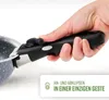 A hand is holding a detachable handle of a frying pan. Voir les images du produit