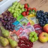 A collection of fruits and sachets of wine yeast on a wooden surface. Produktbild-Vorschau